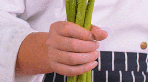 蘆筍刨去老筋，斜切小段。