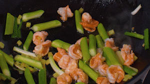 加入煎好的蝦仁，XO醬，以適量鹽、糖進(jìn)行調(diào)味翻炒。