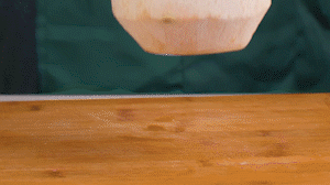 椰子切開(kāi)頂部，把椰子水倒出，再把椰肉切片。