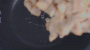 把雞、火腿、椰子水、椰肉、姜、紅棗放入電飯鍋，按下煲湯功能。