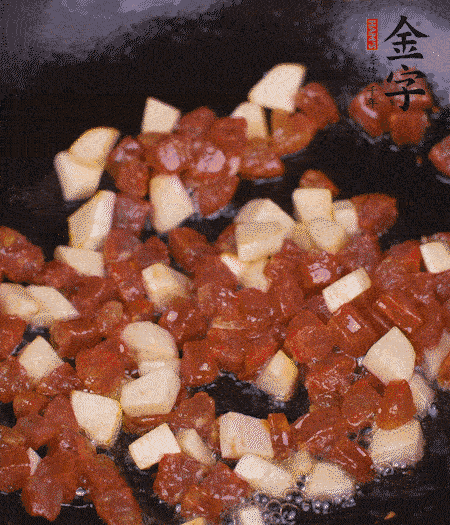 鍋中熱油，下香腸丁、茭白丁大火炒出香味。倒入米飯拍散，炒2～3分鐘。