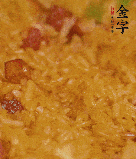 放一撮鹽、生抽少許，倒入炸好的芋頭。最后撒蔥花、蒜末翻炒均勻。