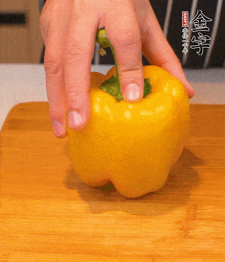 干花菇提前泡發(fā)，胡蘿卜、青椒、黃椒和花菇切丁，小紅椒切圈，小蔥切末。