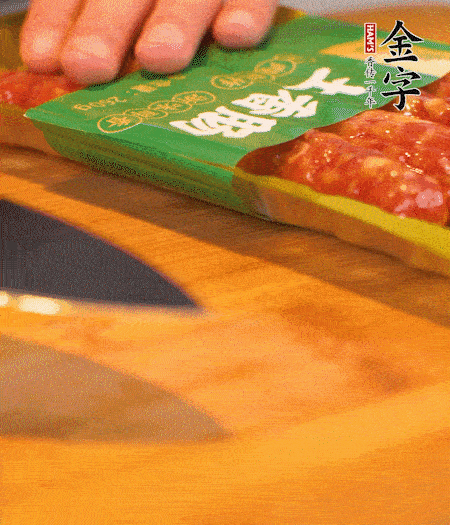 洋蔥切丁，金字土香腸切片。