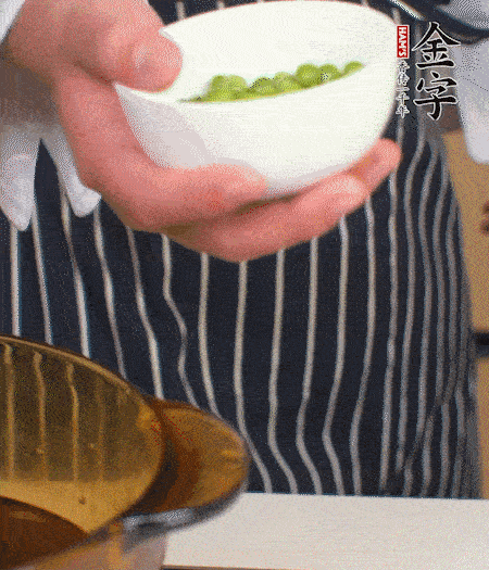 胡蘿卜、豌豆和干花菇焯水。