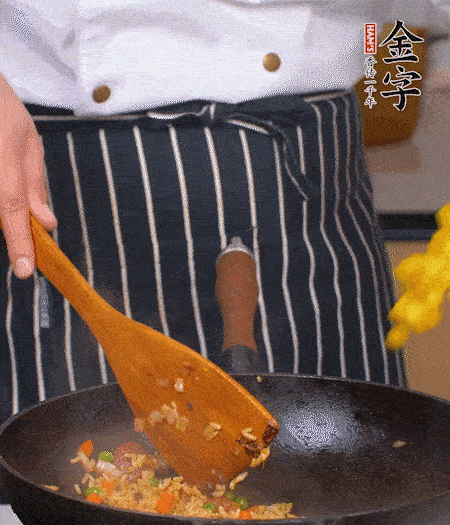 加咖喱塊、少許鹽、白糖調(diào)味，炒至咖喱塊融化后，倒米飯，翻炒至每粒米飯都包裹上咖喱，再放黃椒、青椒粒，出鍋前加菠蘿粒和小蔥翻拌均勻。