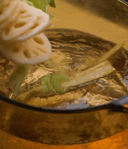 把玉米筍（對半切開）、西芹（切斜片）、蓮藕（切片），放入開水鍋內(nèi)，加點(diǎn)少許鹽、油，汆燙2分鐘。