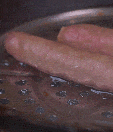 金字10°鮮低溫香腸蒸10分鐘后，切片。