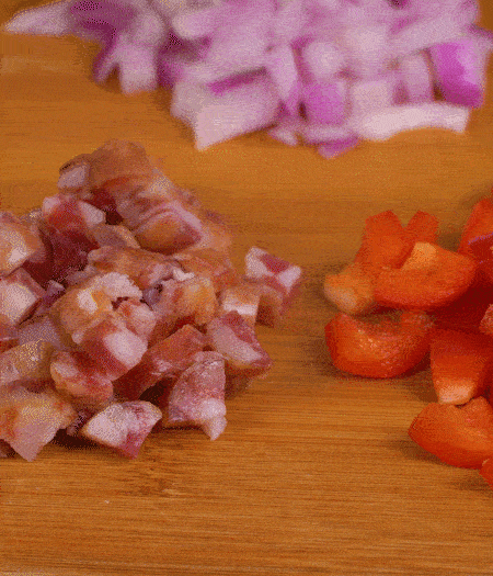 黃椒、紅椒、白洋蔥、土豆、大蔥分別切丁。金字10°鮮低溫香腸切丁。