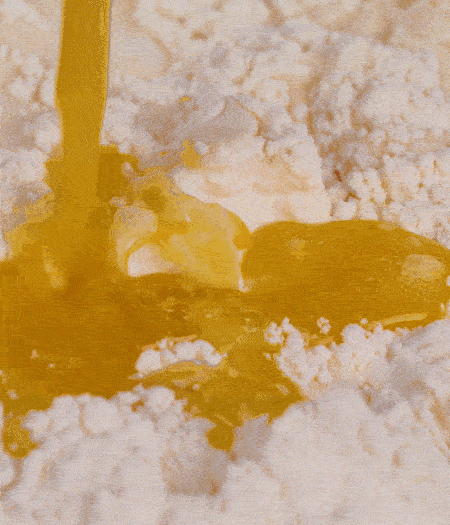 加融化的30g黃油（要不熱再倒）、黃椒、紅椒、白洋蔥、土豆、大蔥、香腸繼續(xù)攪拌均勻。