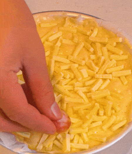 撒上馬蘇里拉芝士，用香腸片裝飾表面，180攝氏度烤箱烤20-25分鐘。