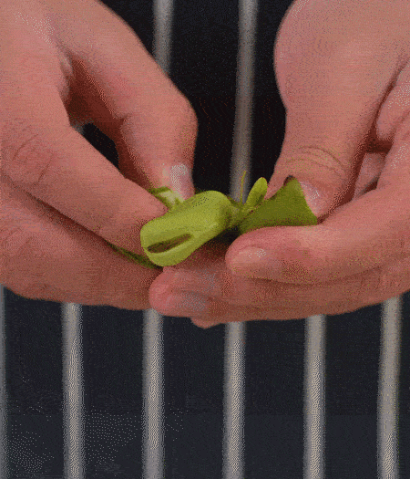 選用鮮嫩蠶豆，剝?nèi)ネ鈿ち粝露姑紫磧簦_(kāi)成兩瓣。