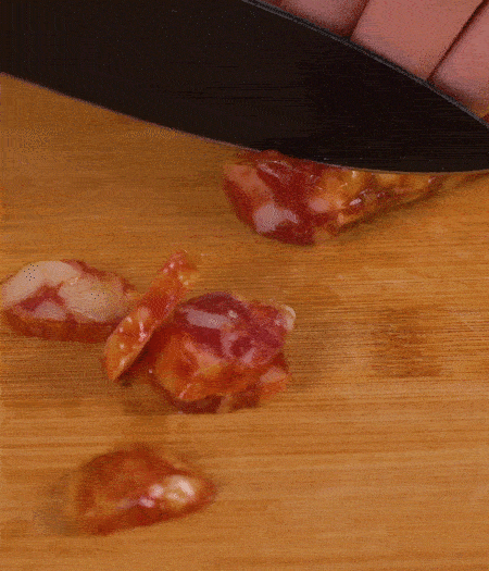 香腸切薄片。