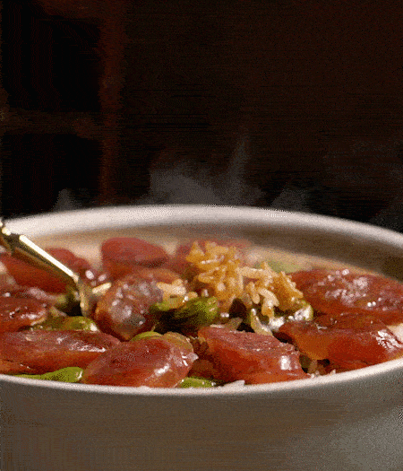 用生抽、白糖、蠔油、芝麻油調(diào)個(gè)汁，淋汁、攪拌、開(kāi)吃。