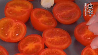 洗凈晾干的小番茄，對(duì)半切開，加切塊的大蒜、迷迭香、黑胡椒、橄欖油190度烤40分鐘、200度烤20分鐘。