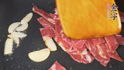 意面按照包裝時(shí)間煮熟過(guò)涼水，金字淡火腿切成小片。