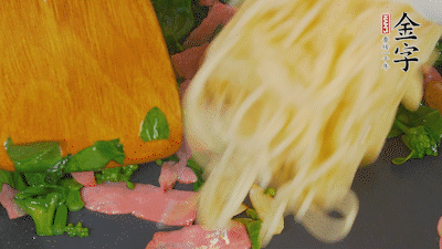 鍋中倒油燒熱，蒜片煸香，淡火腿略翻炒。