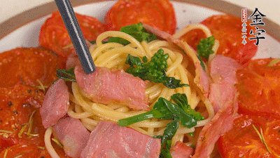 加菜花翻炒1分鐘后加意面，翻炒1分鐘后用少許鹽、黑胡椒調(diào)味即可。