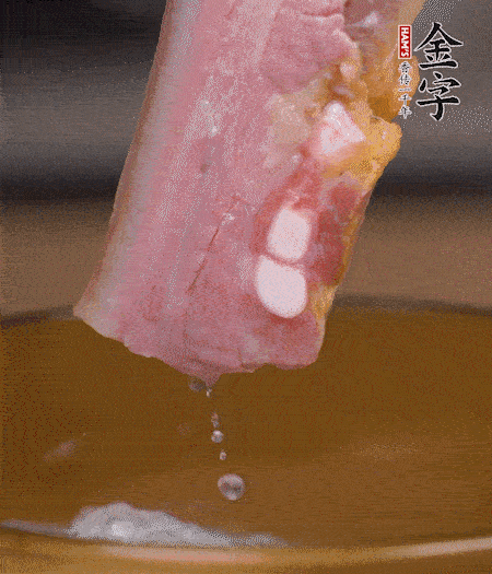 煮過的西蘭花切碎。煮熟的淡咸肉切丁。