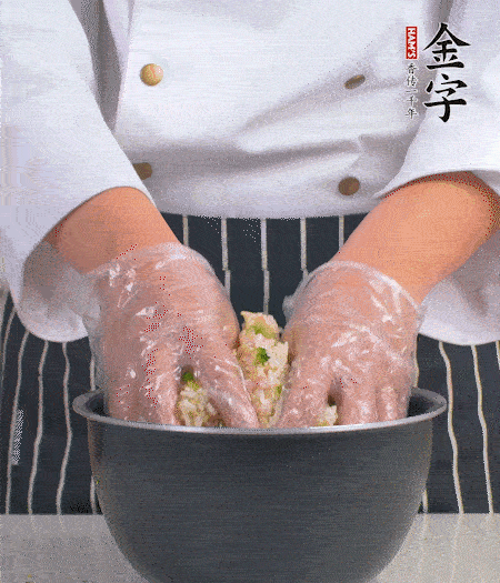 米飯中放西蘭花碎、咸肉丁，加少許黑胡椒、十來滴橄欖油拌勻。