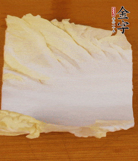 一片白菜一片淡火腿交替疊起，疊個(gè)兩三層放進(jìn)鍋內(nèi)，直到塞滿鍋。