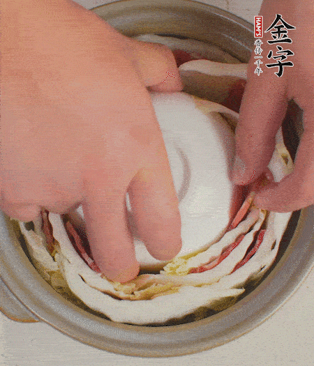 寬度剛好是鍋的高度?？垡粋€(gè)小碗更有助于幫助造型。