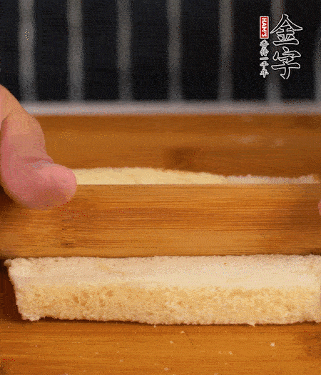 吐司切去四邊，搟??；烤腸竹簽穿過。