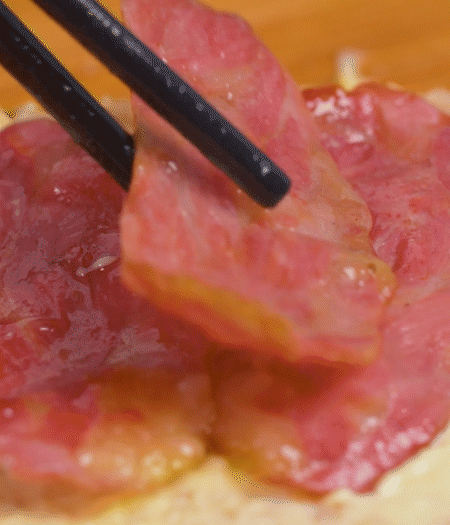 放上火腿、芝士片、生菜，再放一片土司。