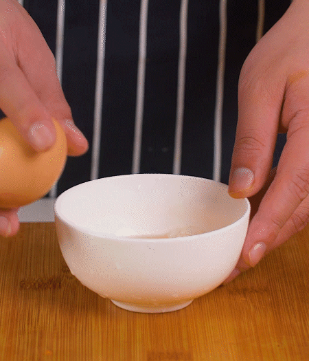 起鍋熱油，蛋液煎成雞蛋碎。金字淡咸肉切成絲。