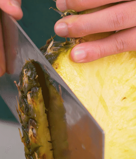 鳳梨去皮把果肉切塊，醬肉切小塊。