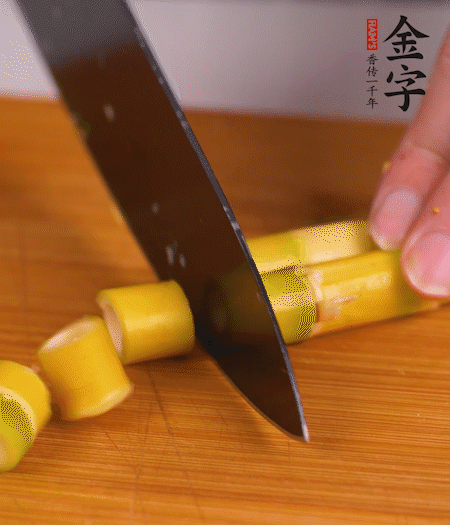 小野筍剝?nèi)ネ馄?，切成小段?>
					</div>
					<span>步驟 2/7</span>
					<p>小野筍剝?nèi)ネ馄ぃ谐尚《巍?/p>
				</li><li>
					<div   id=