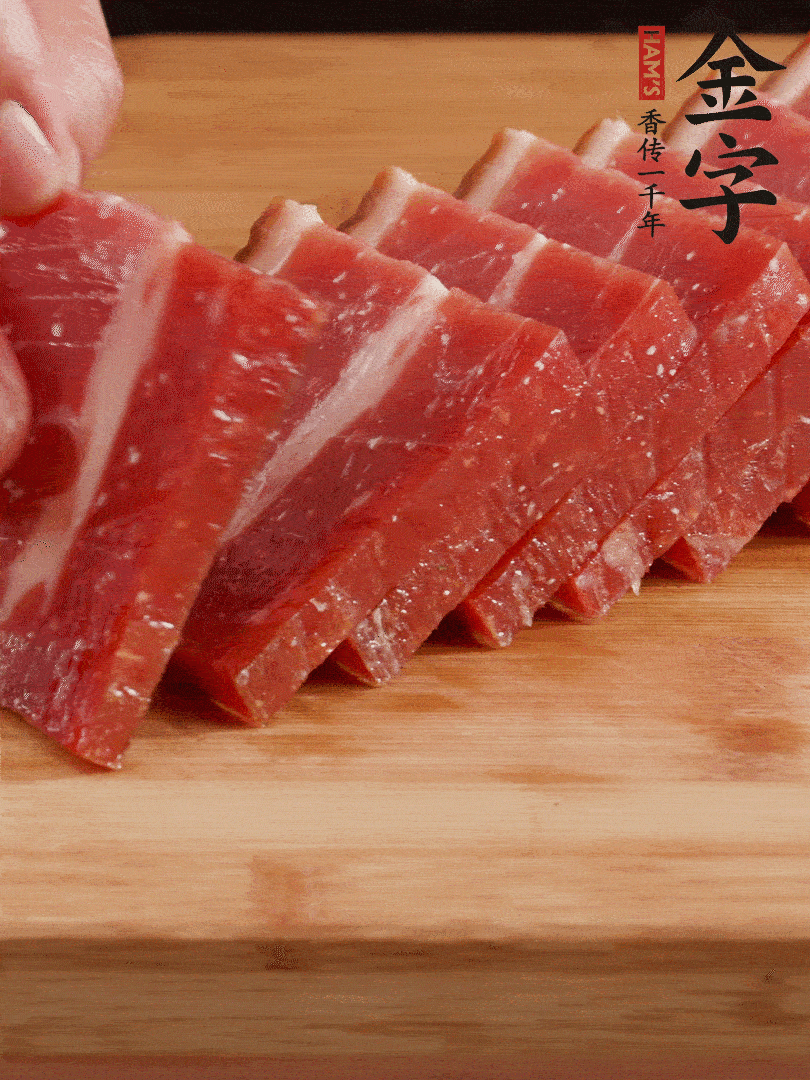 金字火腿上方切厚片的火腿。