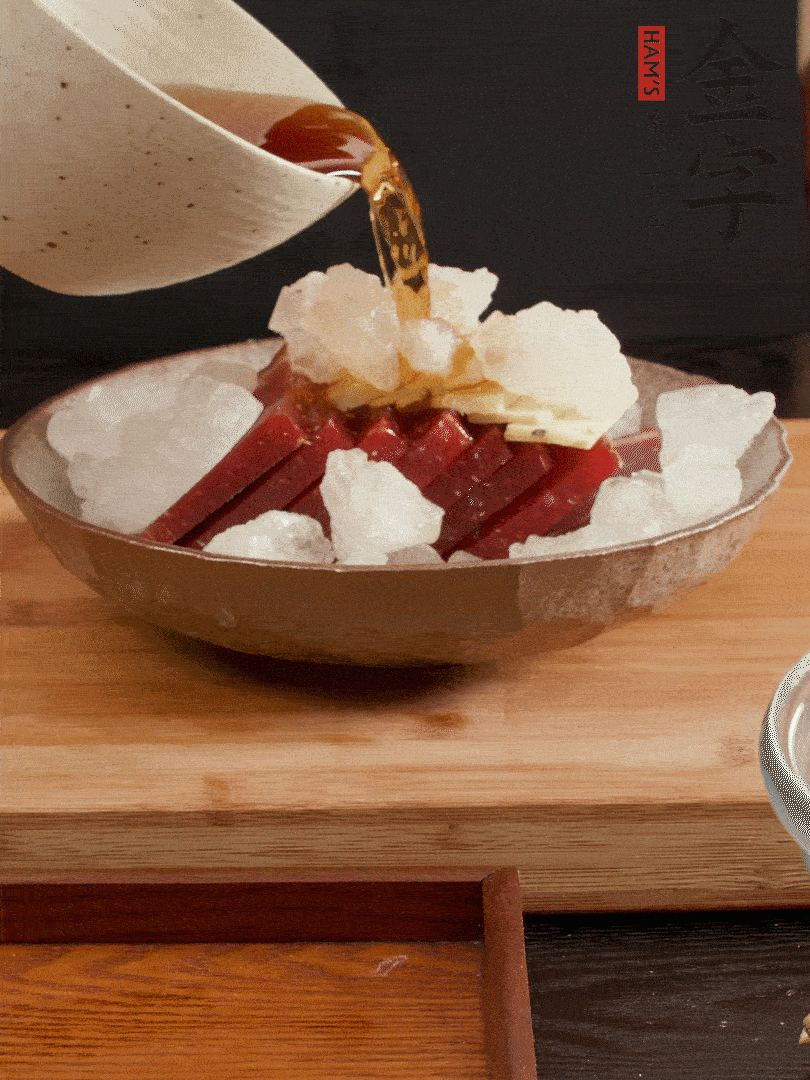 加姜片、冰糖、黃酒、水，蒸60分鐘，將火腿的咸逼出來。