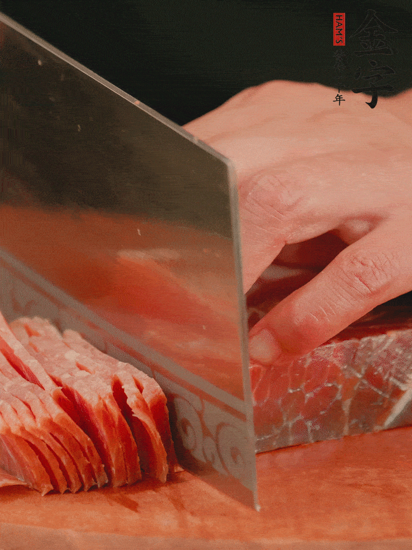 新鮮雞腿用刀在表面劃幾刀。金字火腿切薄片備用。