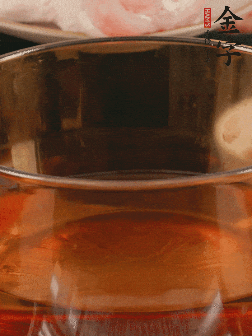 雞腿冷水入鍋，加姜片料酒焯水，撈出溫水洗凈。