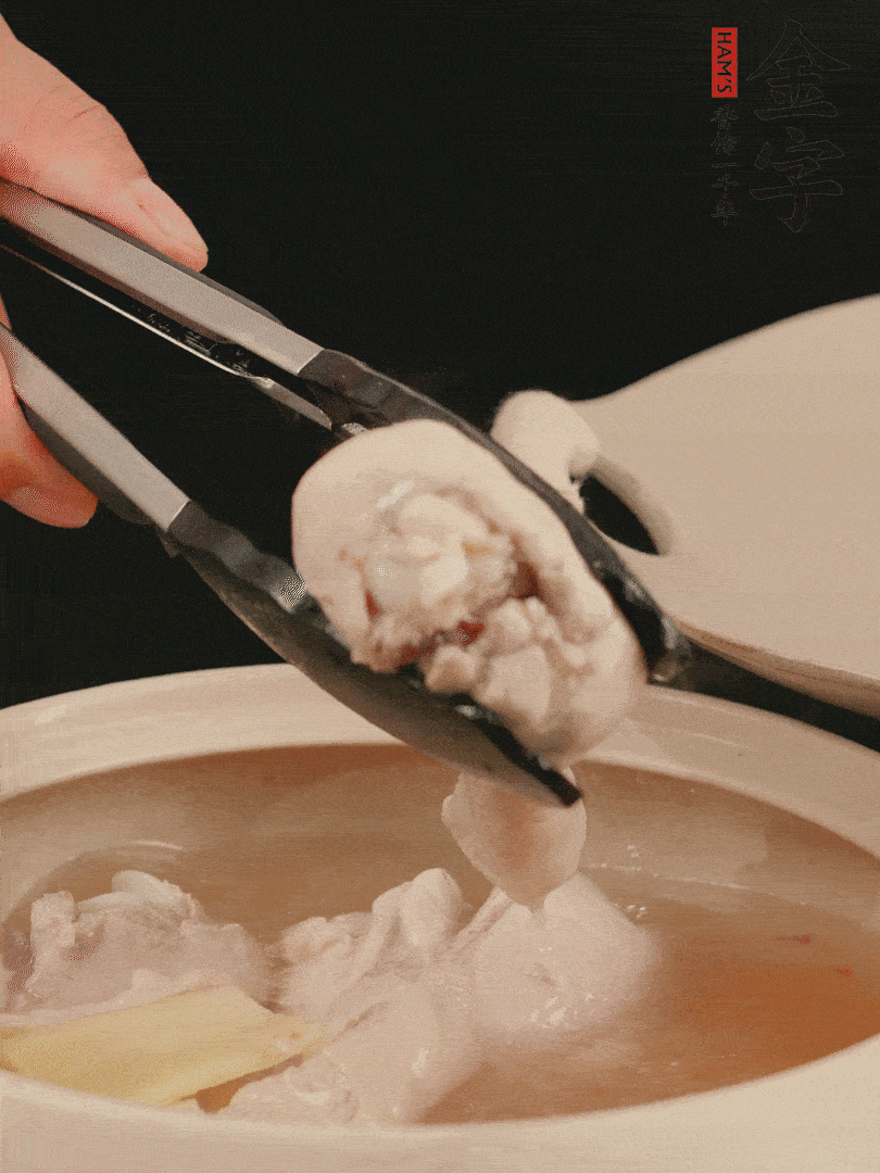 雞腿放入砂鍋，加姜片、料酒、清水，中火燉煮20分鐘撈出。