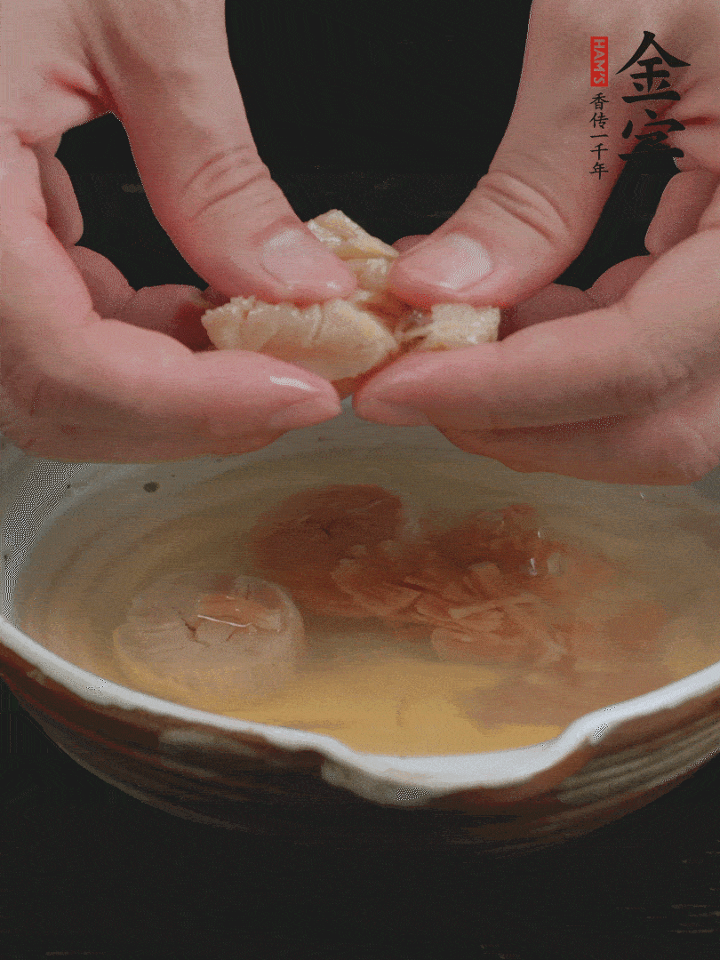 元貝溫水泡發(fā)，拆成細(xì)絲。