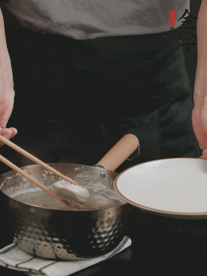 雞塊冷水下鍋，加姜片、料酒焯水，撈出洗凈備用。