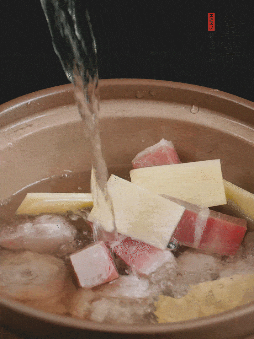 雞塊、火腿、姜片加適量料酒、清水燉80分鐘。