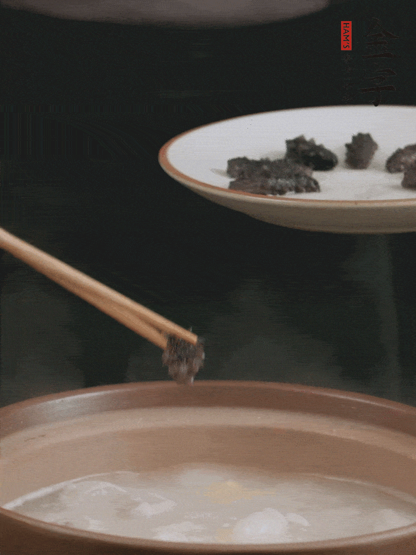 期間雞湯燉到80分鐘時(shí)，加小海參再燉10分鐘。