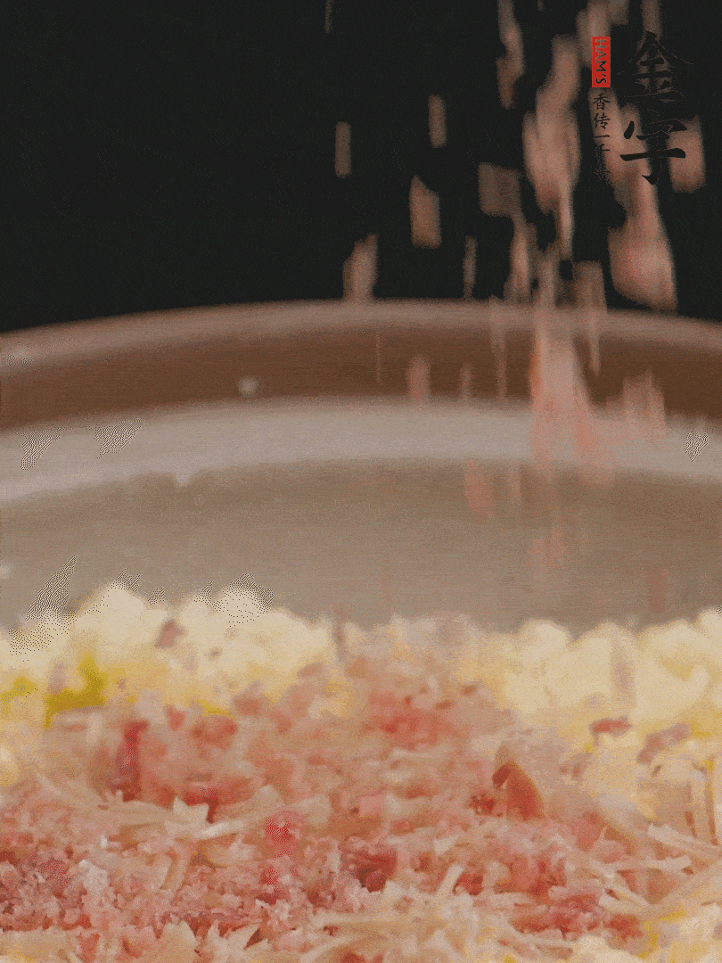 加雞湯沒過，放干貝絲、火腿末、小海參。