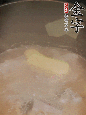 排骨洗凈，加生姜、黃酒焯水，溫水洗凈備用。