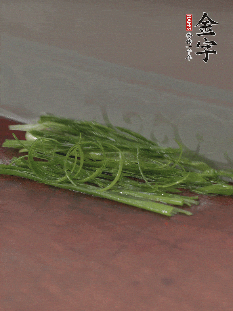 生姜切薄片，紅椒切細(xì)絲，小蔥蔥綠切細(xì)絲，泡入冰水中保持新鮮。