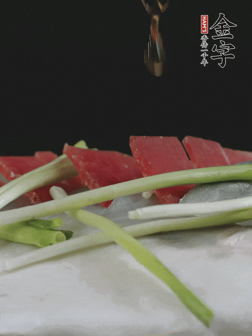 蔥白置于魚身，放適量豌豆，淋上花雕酒。