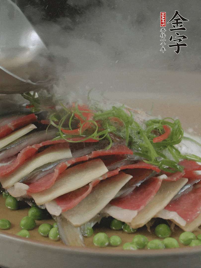 表面放上蔥絲、紅椒絲，淋上熱油。