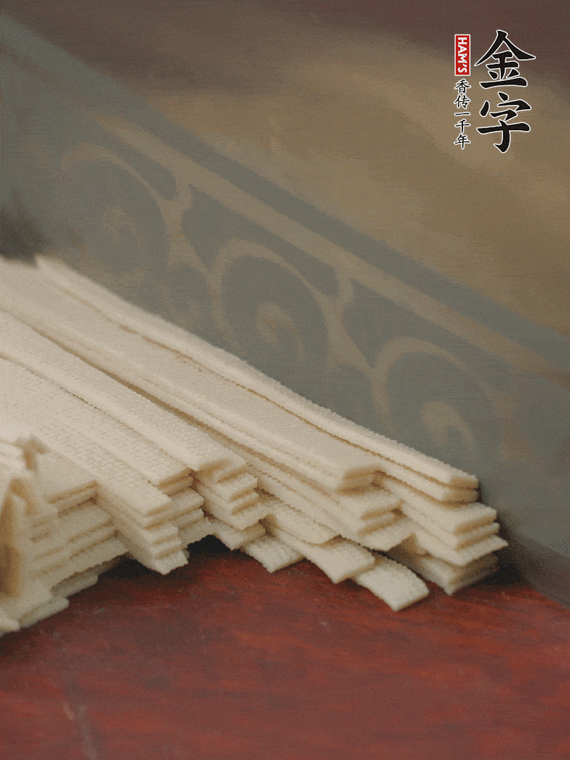 燉火腿期間，千張切細絲，白蘿卜去皮切細絲，蒜葉切細丁。