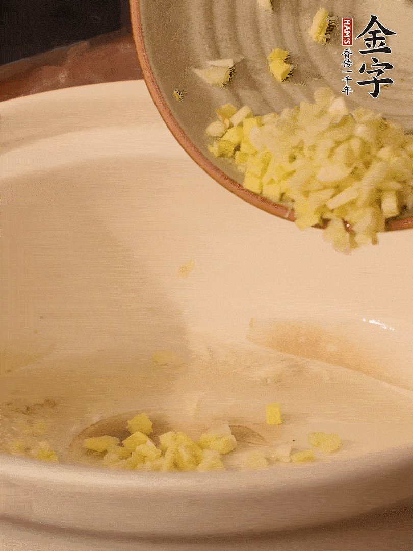 熱油下鍋，姜爆香。下冬瓜略微翻炒。