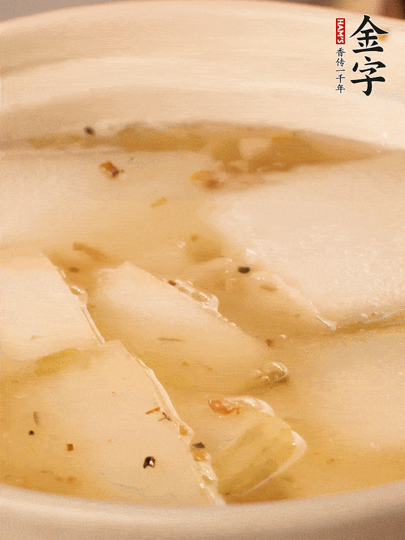 加入適量清水，再放咸肉，淋點(diǎn)黃酒添味。