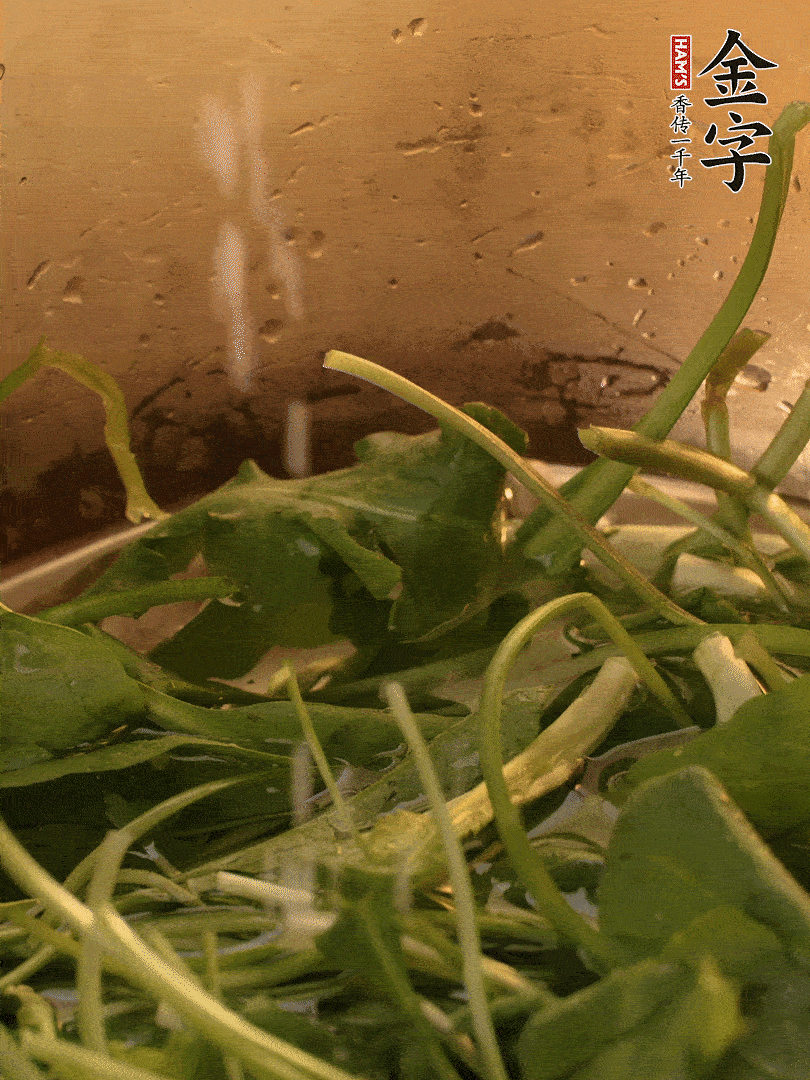 薺菜去掉根部，加小蘇打、鹽熱水沸騰燙軟。