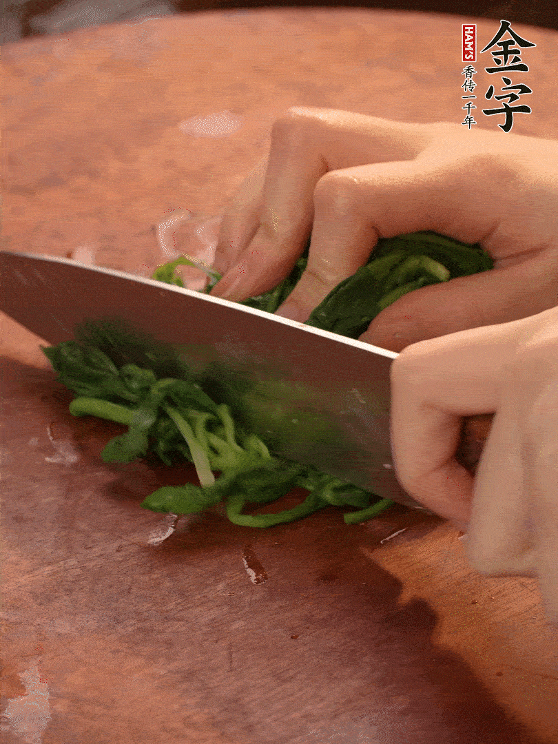 晾涼拽干水份，切碎備用。